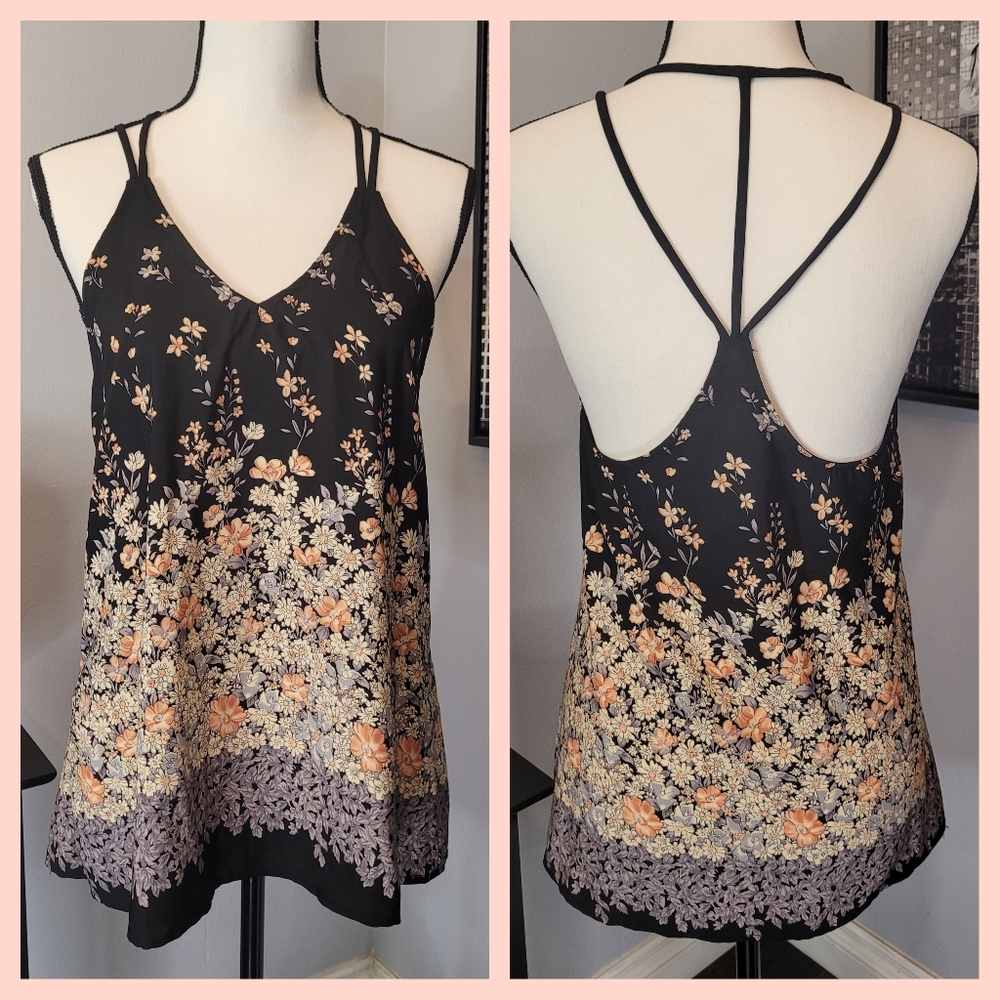 *NEW* Cute Black Halter Top w/flower pattern - Size: Small 🖤🌼